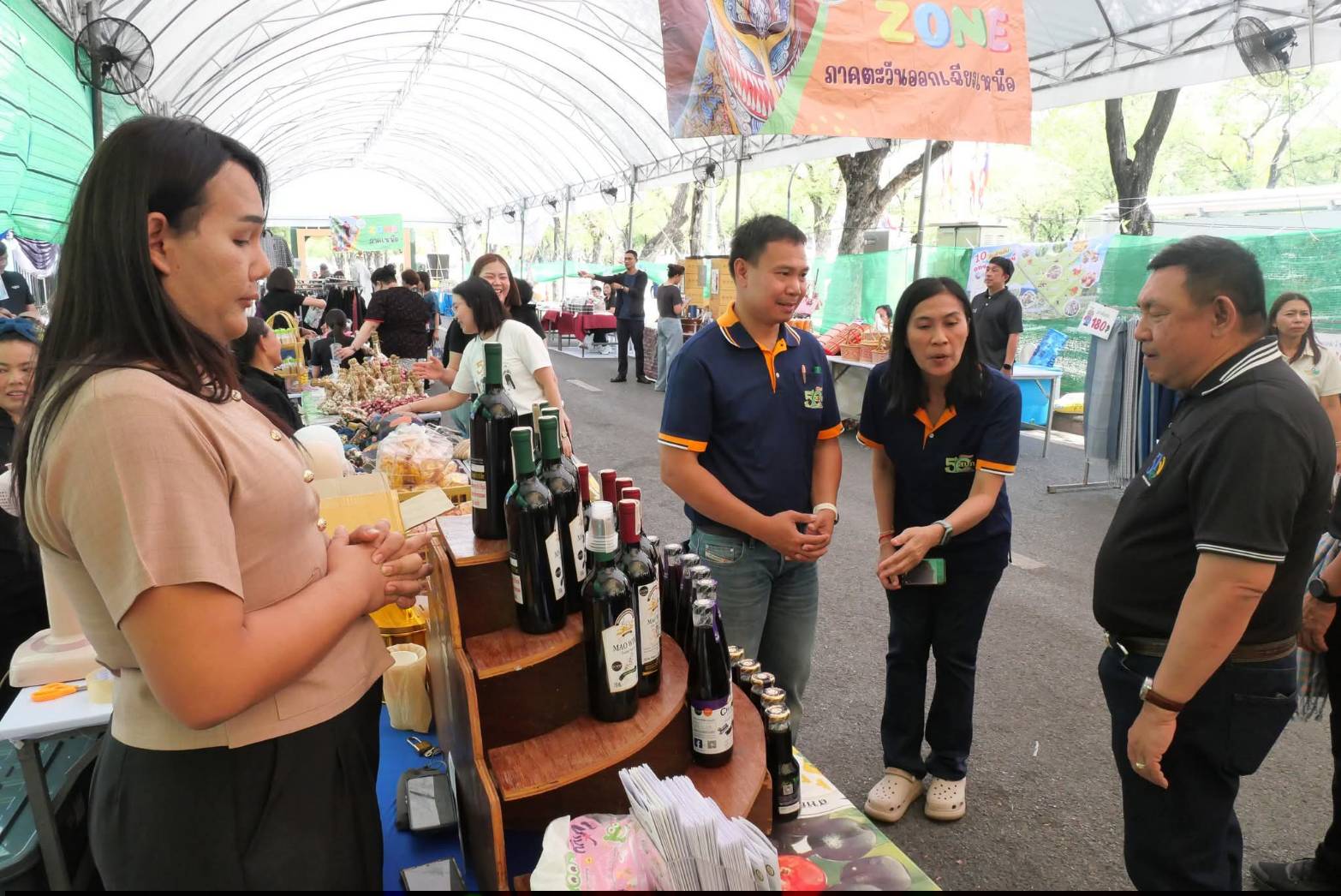 title - เลขาธิการ ส.ป.ก. เยี่ยมทักทายเกษตรกรและซื้อสินค้าในบรรยากาศวันสุดท้ายของการออกร้านขายสินค้า จากเขตปฏิรูปที่ดิน ส่งท้ายงานครบรอบ 51 ปี ส.ป.ก. ณ สำนักงานการปฏิรูปที่ดินเพื่อเกษตรกรรม